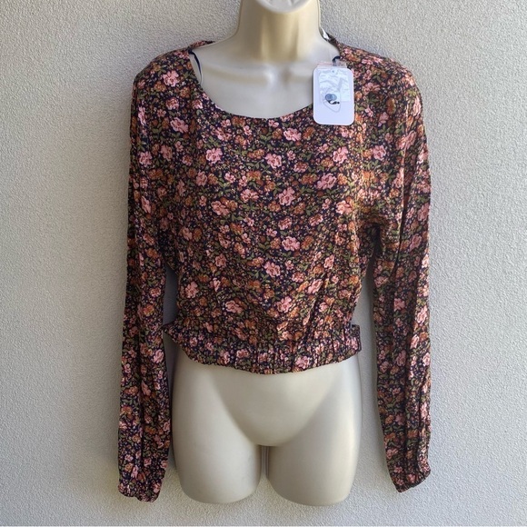 Nordstrom Elodie Blouse Size M Ditsy Floral Cropped Top
Cutout Back - Picture 2 of 7